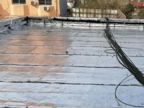 惠济区卫生间漏水维修公司分享下惠济区屋面楼顶防水刚性防水层施工要点。